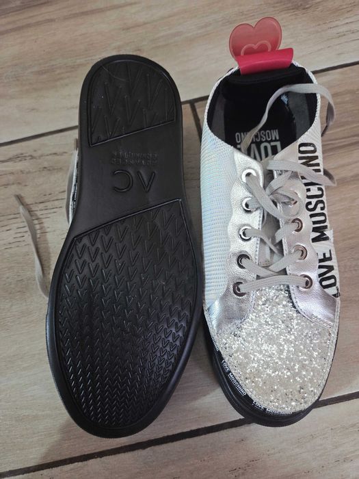 Sneakers Love Moschino