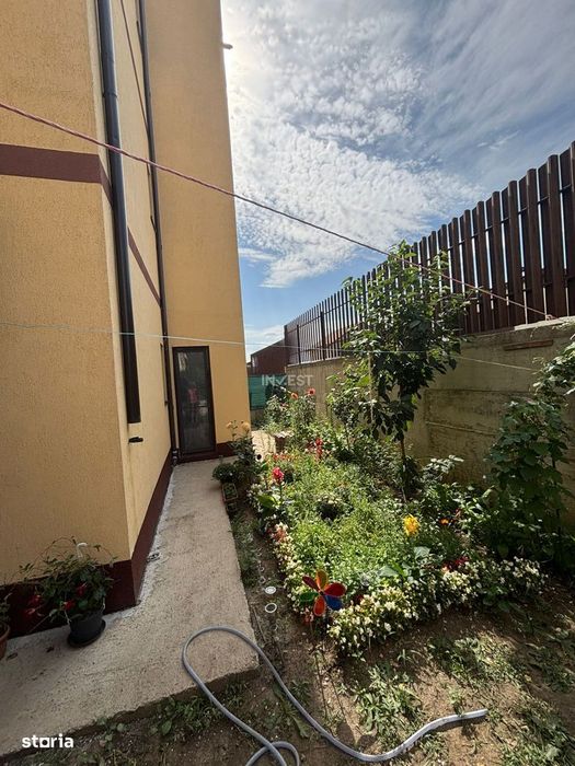 Apartament 3 camere , semidecomandat, loc de parcare si curte de 89 mp