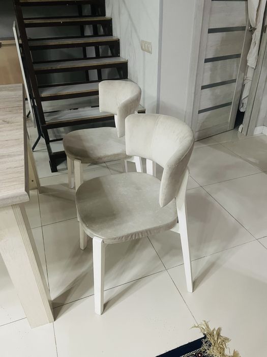 Кухлнный стол со стульями