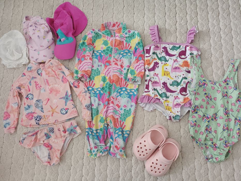 Пакет купальников на девочку 2-3 ( за все 2000)