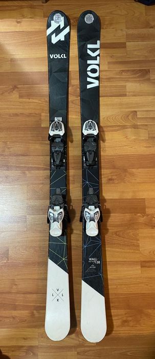 Vând schiuri și bețe