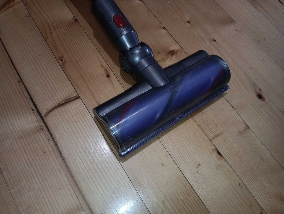 Отлична прахосмукачка Dyson V10 с добра батерия и аксесоари