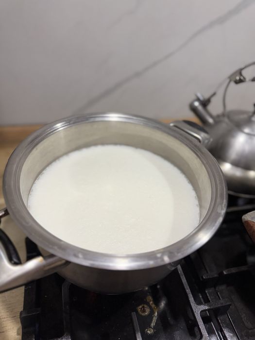 Ешкі сүті, ешкі айраны, қолдың табиғи өнімдері сатылымда.