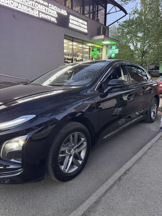 Авто в аренду Hongqi E-QM5