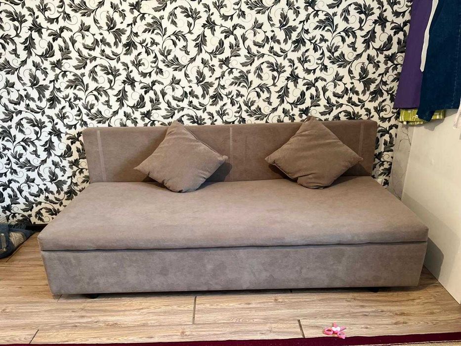 Срочно продам диван, почти новый