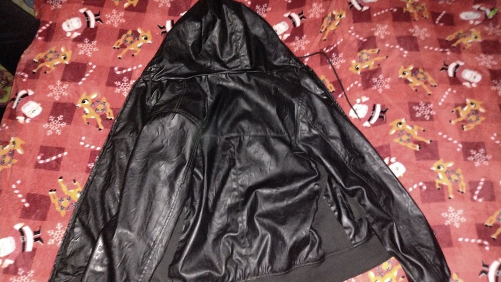 Geaca de piele neagra