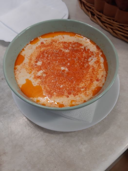 Готвени ястия, супи, салати, скара и десерти.