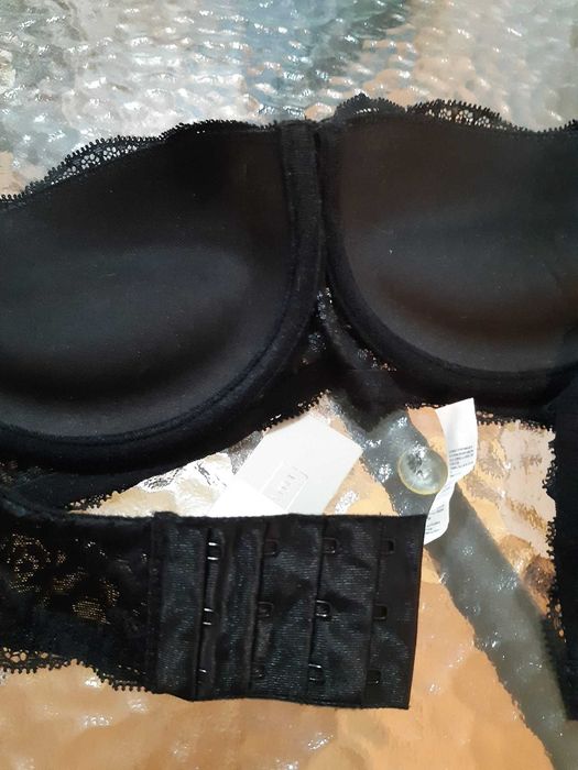 Sutien cu push-up cu semicupă,de culoare negru,mărimea 75B,Intimissimi