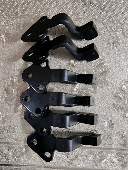 Петля капота для 814 мерс