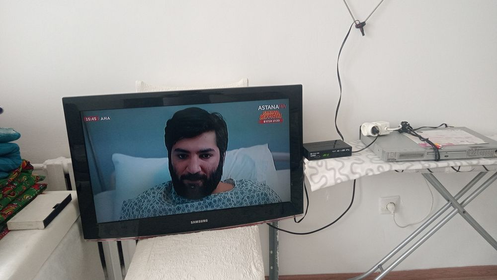 Телевизор с подставкой