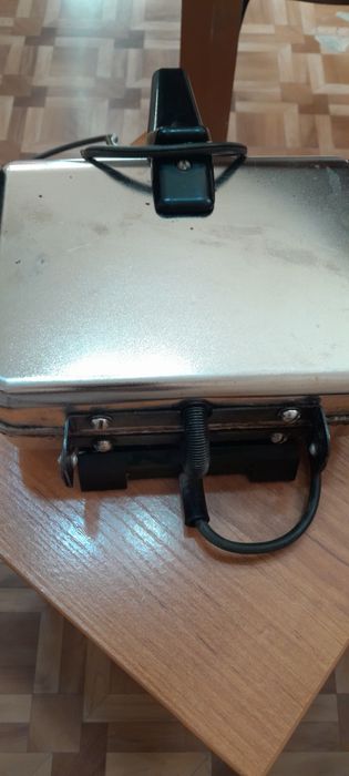 Продам электрическую вафельницу