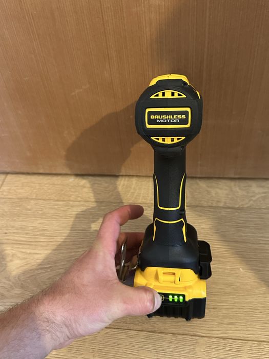 Filetantă Dewalt18v XR BRUSHLESS  DCD796 CU baterie 5ah , produs nou , niciodată folosit