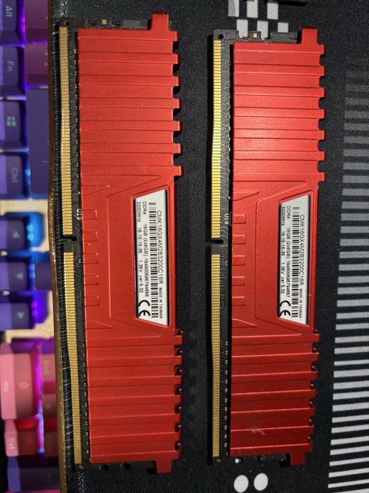 Kit Memorie RAM 16GB 2x8 DDR4 3200MHz Corsair + Crucial