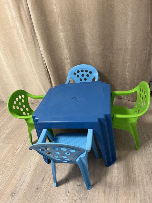 Masa cu 4 scaunele pt copii