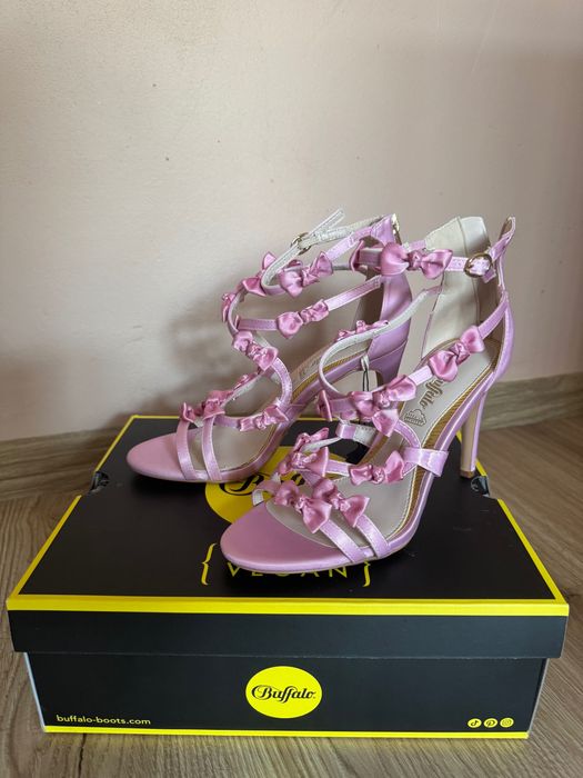 Обувки сандали с ток Buffalo