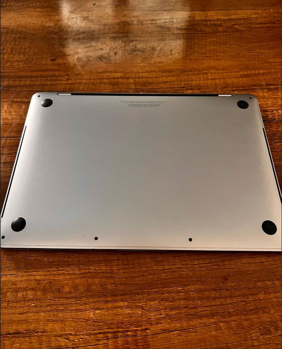 MacBook Pro 2018 core I5 13'3inch original zaryatkasi bilan