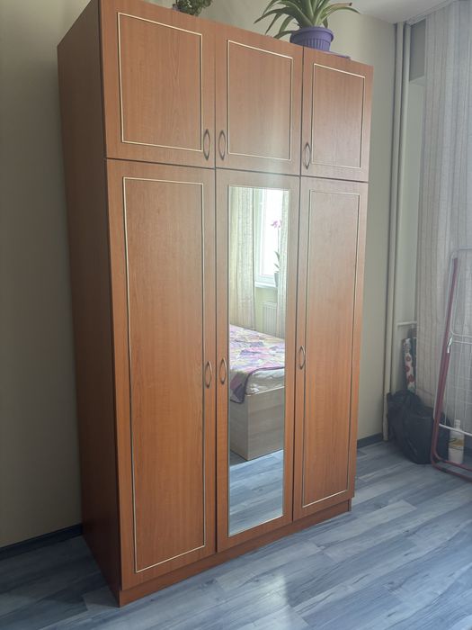 Двукрилен гардероб