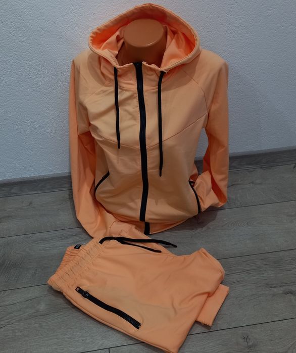 Дамски спортен комплект