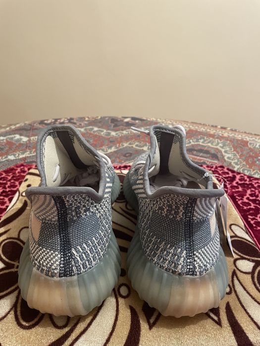 Adidas Yeezy Boost 350 V2 în nuanța "Israfil"
