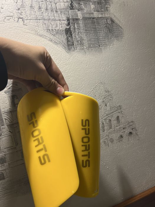 Спортивные футбольные щитки