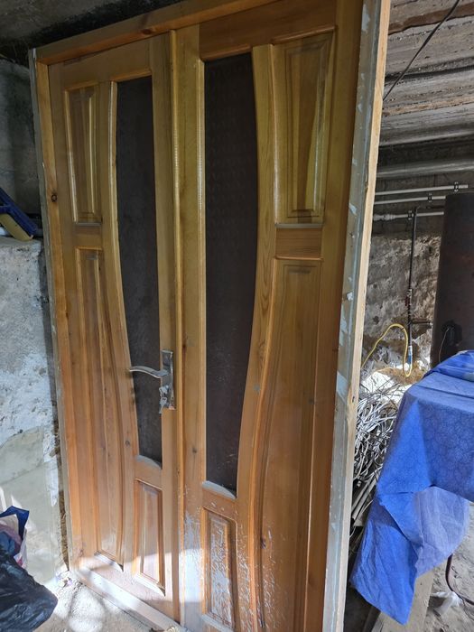 Taxta b/u eshiklar sotiladi.