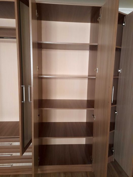 Брльшой угловой шкаф