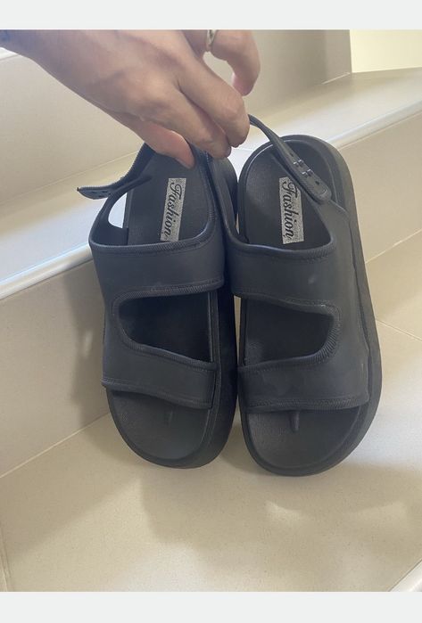 2 чифта сандали за 15 €