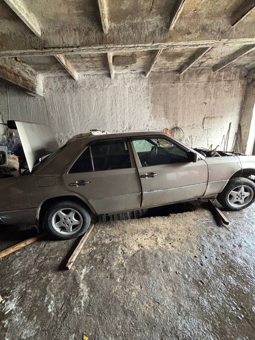 Продам мерседес 124 по запчастям