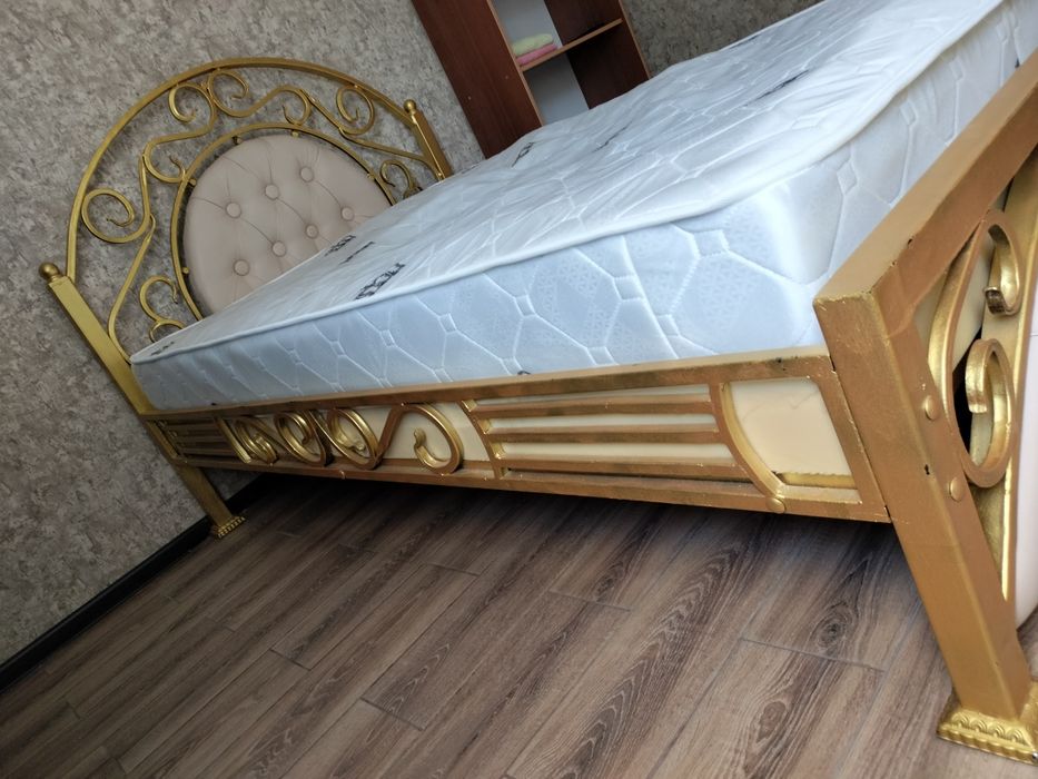 Кровать с матрасом