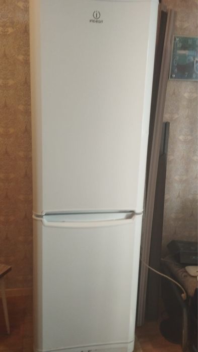 Холодильник Indesit