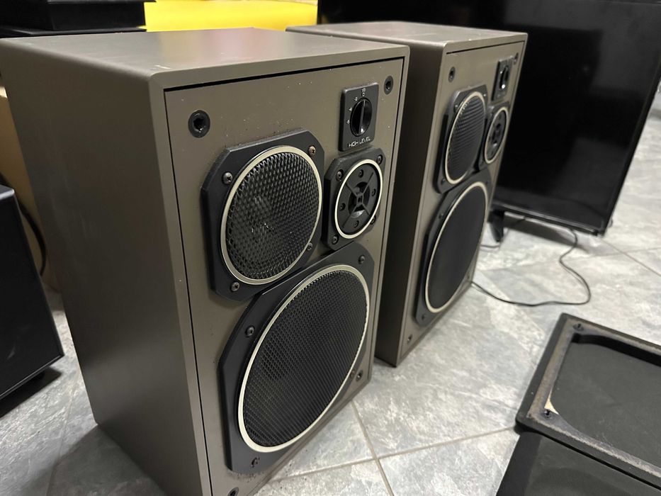 Немски трилентови тонколони Universum