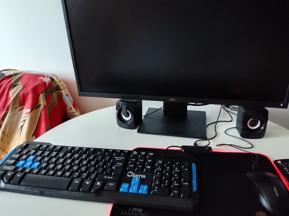 Calculator PC complet – unitate + monitor + tastatură + mouse