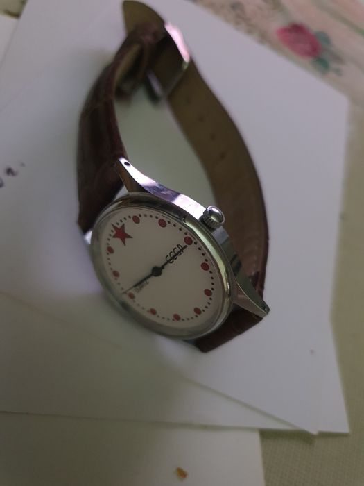 Продаю часы наручные Луч