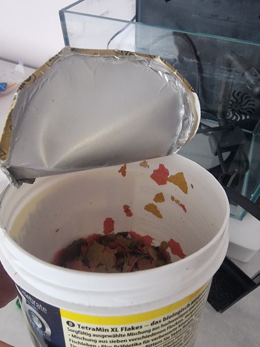 Продавам аквариум 12л със храна и препарати за вода