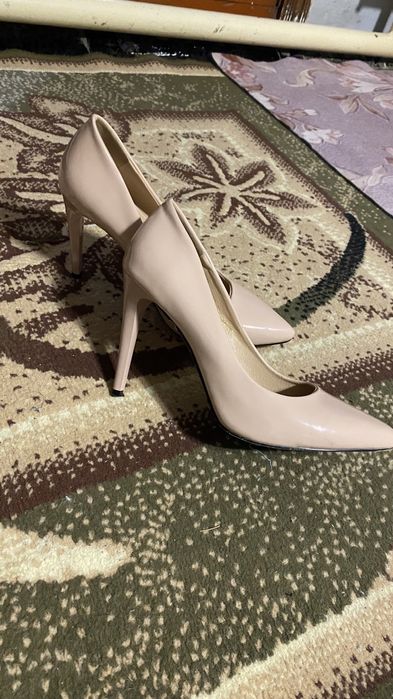 Продам туфли бежевые.Размеры 38.