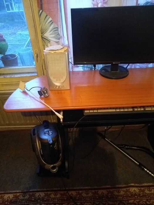 Бюро за компютър с плъзгаща табла