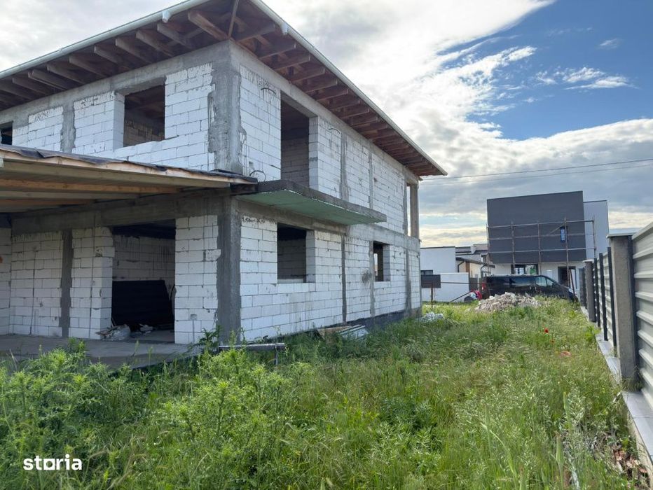 Vand casa la rosu, zona Magnolia