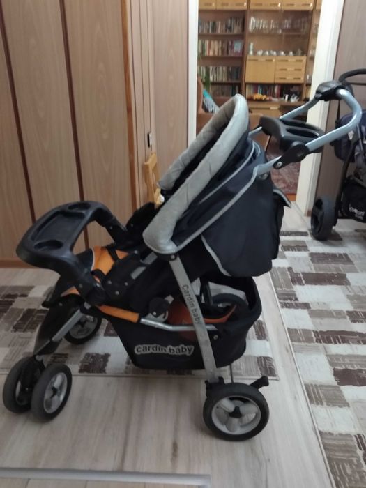 Детска количка с кош за багаж.