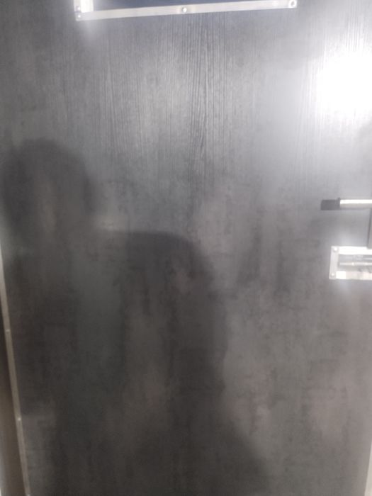 Продам железную дверь