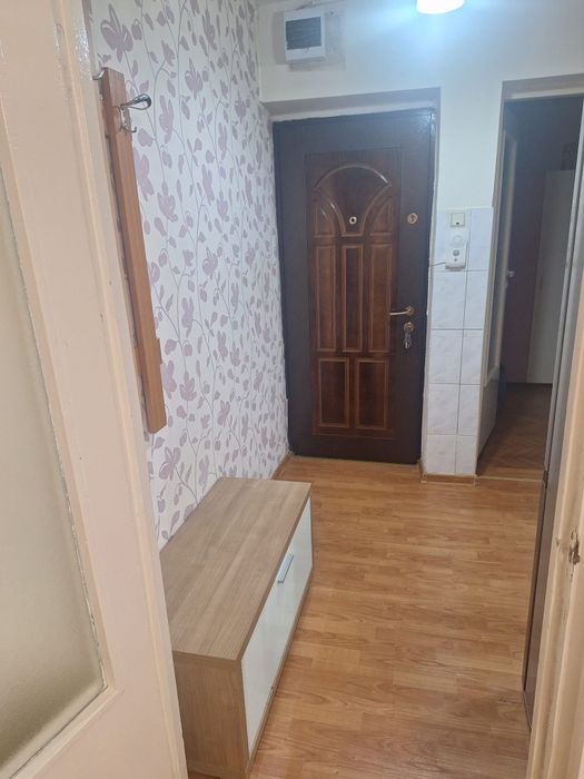 Închiriez apartament cu 3 camere,etajul 3,micro3