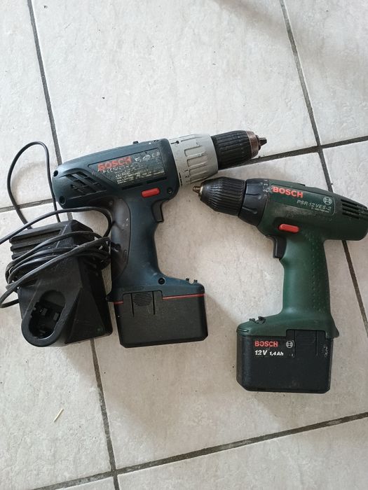 Vand doua bormasini Bosch si un incarcator