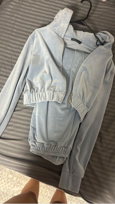 Продам костюм велюровый спортивный