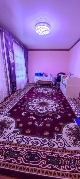 Hovli 6sotix sotiladi kitop sentridan charmgar maxala arqa tomonidan.