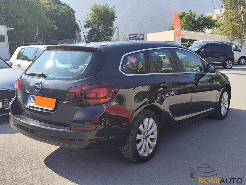 Отличен - Opel Astra Sports Tourer 1.7 Ръчна