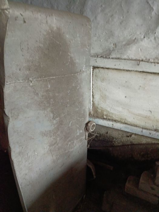 Большая алюминевая, емкость.