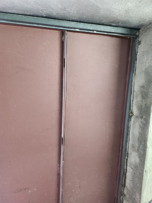 Гаражна Врата - Масивна Желязна Врата