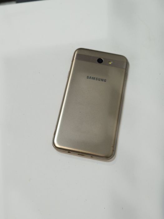 Telefon Samsung Galaxy J7 Prime.