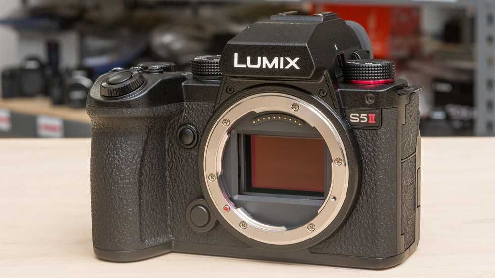 Lumix S5ii фотоапарат със Lumix s pro 70-200 2.8 и s85мм 1.8 обективи