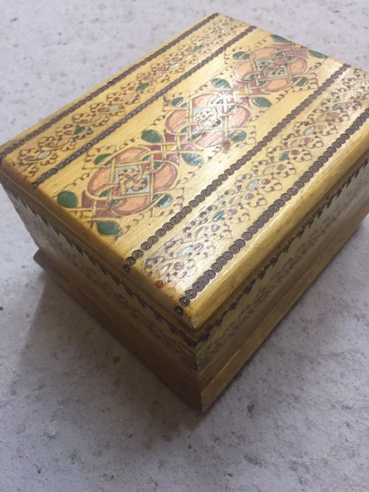 Кутия за цигари, кутия за бижута, чиния- народни мотиви.