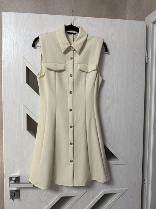 Zara страхотна бежова рокля